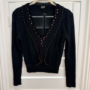 3/$10 🛒🛍️ Black V-Neck Top with Copper Accents - PTP: 17.5”